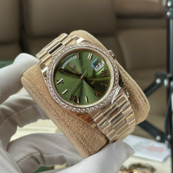 Rolex Day-Date 40mm Mặt Xanh Oliu Viền Đá