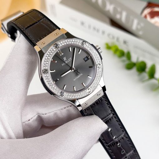 Đồng Hồ Hublot Classic Fusion Titanium Grey 38mm Viền Đá Đôi