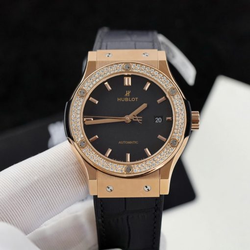Đồng hồ Hublot Nam Rep 11 Size 42mm Classic Fusion Viền Moissanite